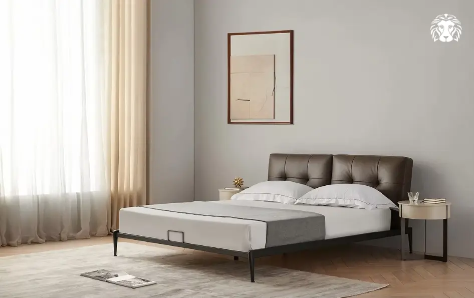Thiết kế tối giản với giường màu trắng giúp giải phóng diện tích sinh hoạt và mang lại sự tĩnh tại.