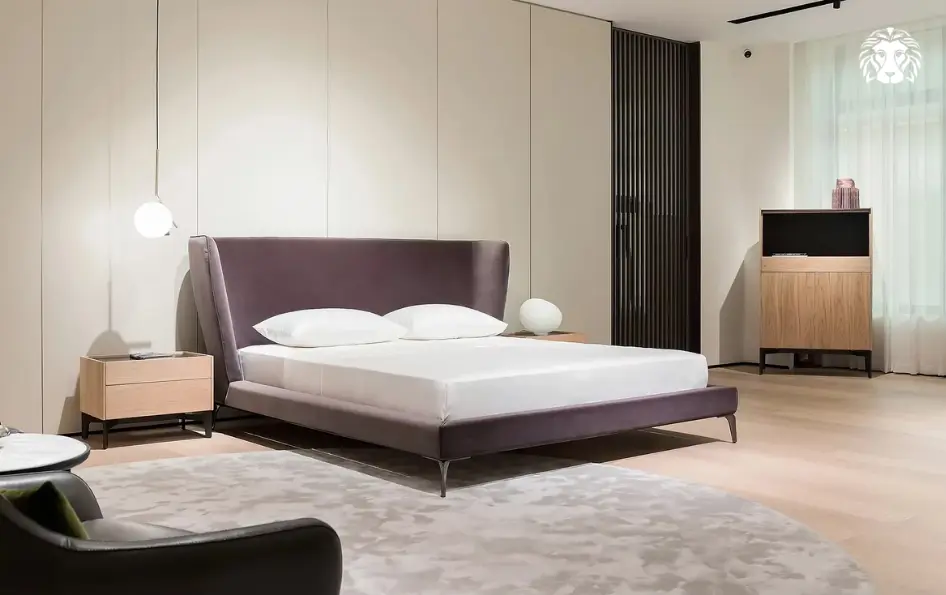 Kiểm tra độ mịn của lớp phủ bề mặt, sự tinh xảo trong đường may và chọn sắc độ trắng tương thích với ánh sáng thực tế của phòng ngủ.