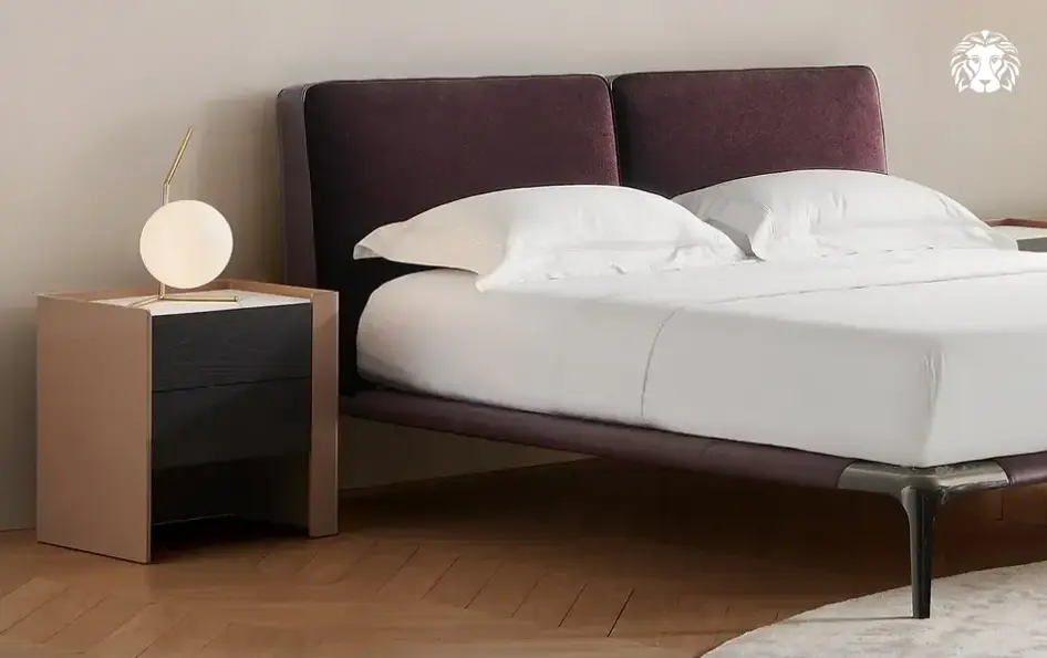 Tủ đầu giường kích thước trung bình là tỷ lệ chuẩn mực, dễ dàng phối hợp ăn ý với các dòng giường đôi hiện đại.