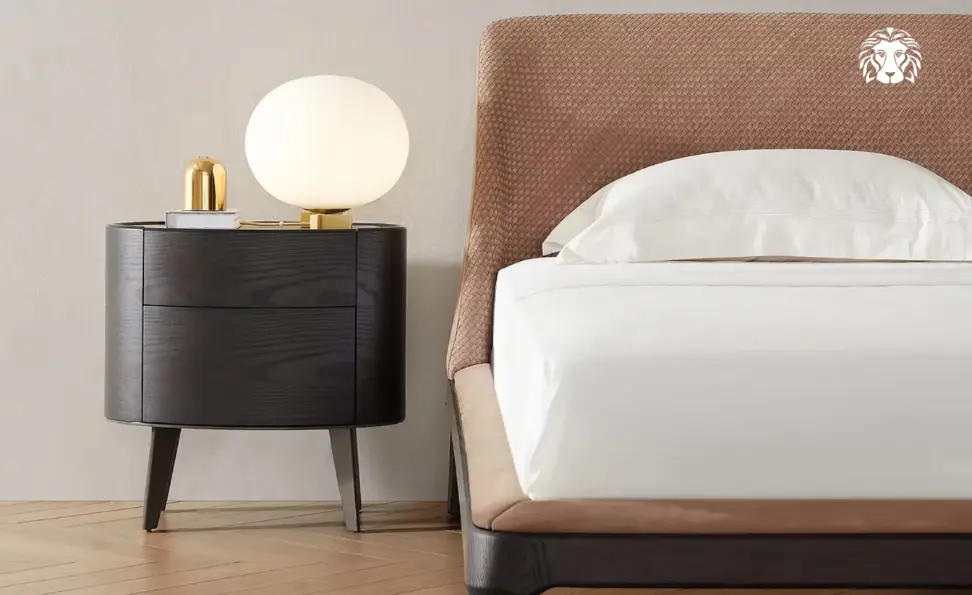 Tủ đầu giường bọc da cao cấp mang lại cảm giác mềm mại, chỉn chu, đồng bộ hoàn hảo với các dòng giường bọc da sang trọng.