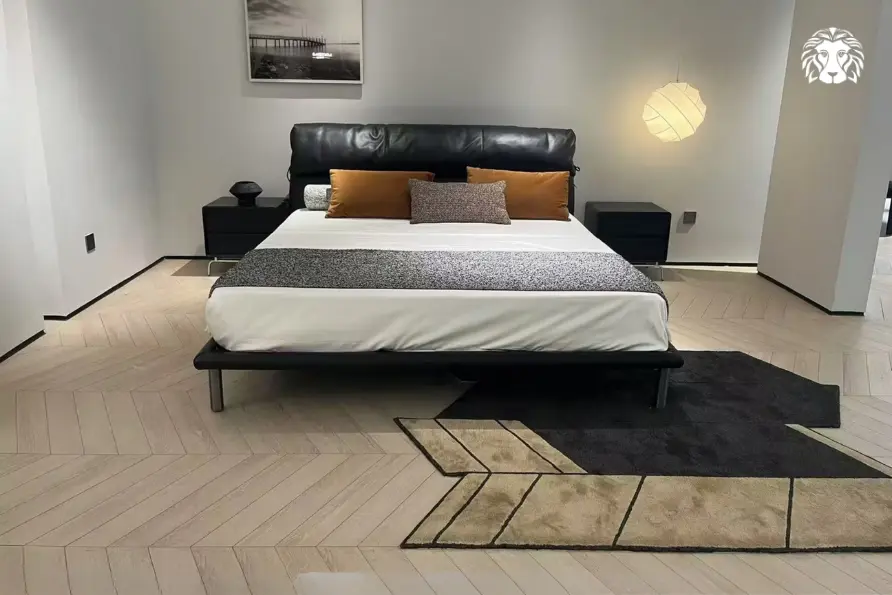 Chiều cao từ sàn đến mặt nệm lý tưởng từ 42 - 65cm giúp tư thế ngồi thả chân vuông góc, thuận tiện và an toàn khi lên xuống giường.