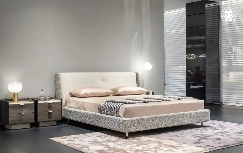 Thử nghiệm góc gập đầu gối 90° và bàn chân đặt phẳng trên mặt sàn khi ngồi mép giường để xác định chiều cao phù hợp nhất.