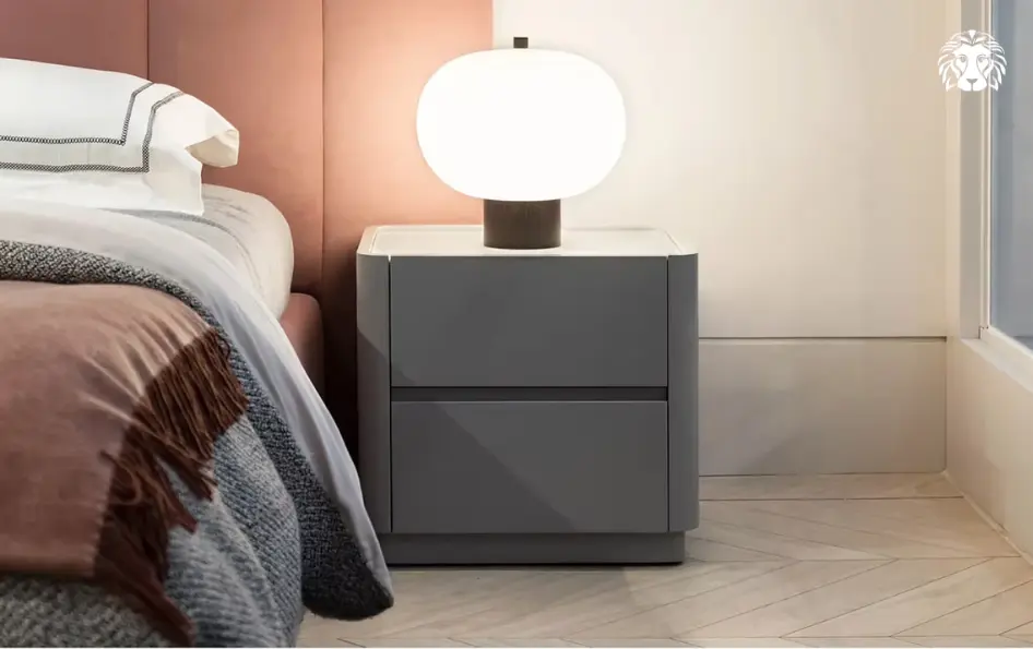 Chiều cao mặt tủ lý tưởng nên nhỉnh hơn bề mặt nệm từ 2 - 5 cm để thao tác lấy đồ đạc khi nằm thuận tiện nhất.
